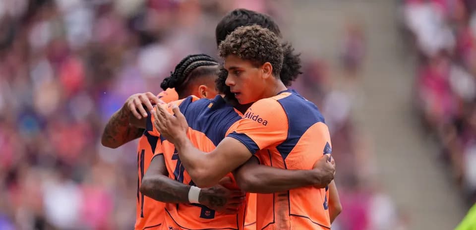 Jugadores celebrando un gol en el campo