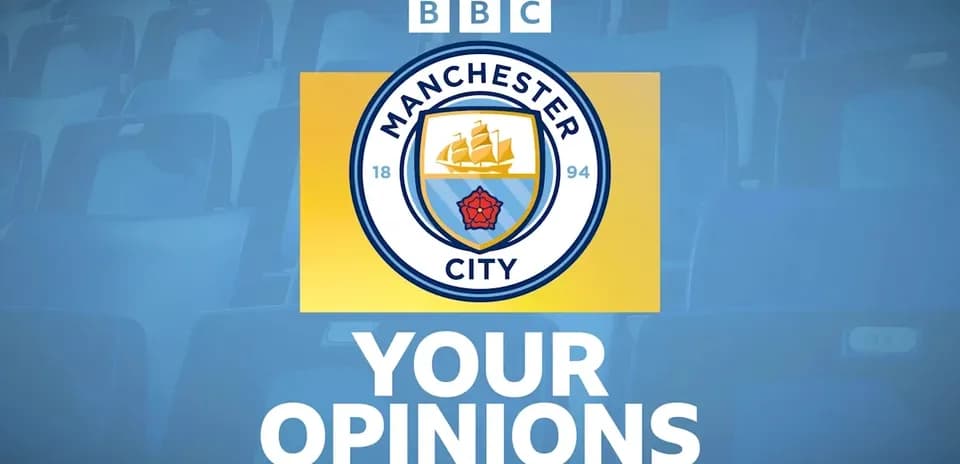 Logo de Manchester City con fondo de estadio vacío