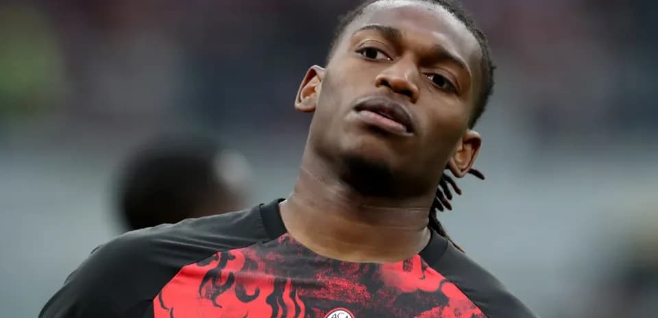 Jugador de AC Milan en calentamiento antes del partido