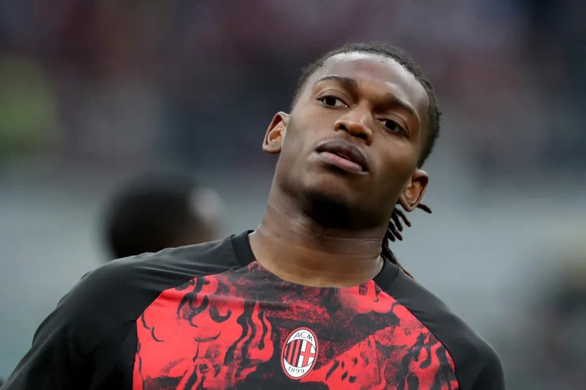 Jugador de AC Milan en calentamiento antes del partido