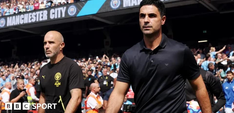 Entrenadores de equipos caminando hacia el campo