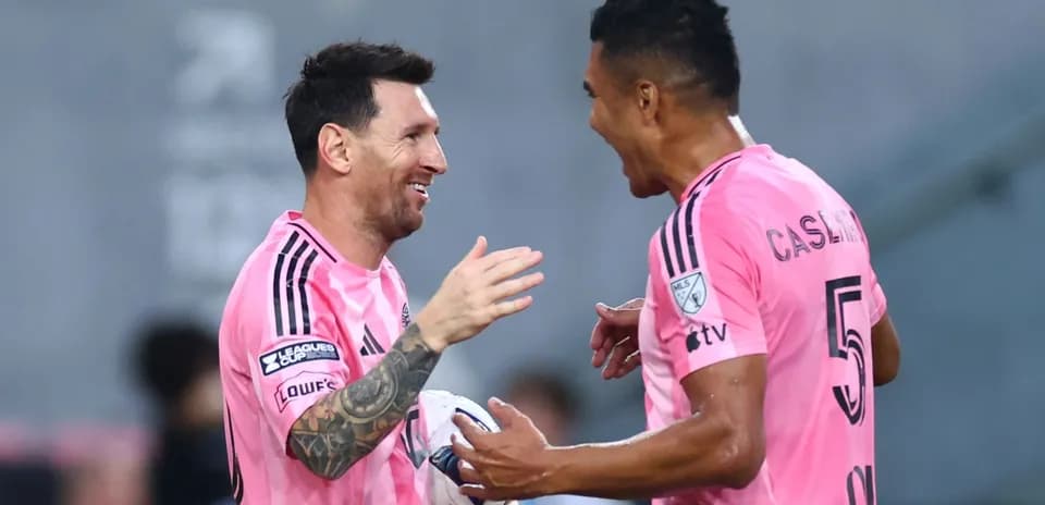 Lionel Messi y compañero celebrando un gol