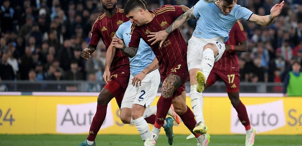 Acción del partido AS Roma contra Lazio