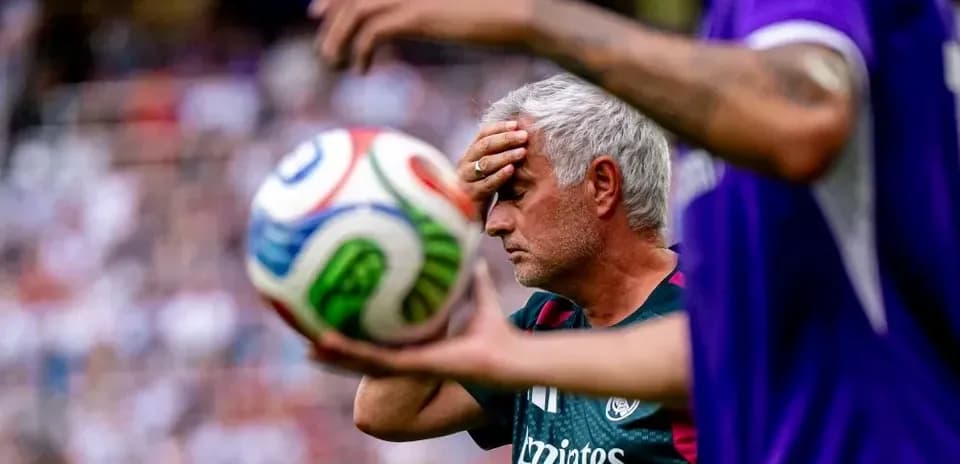 Entrenador preocupado durante partido de fútbol