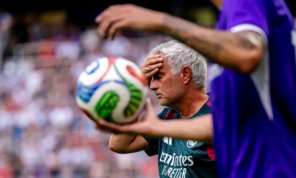 Entrenador preocupado durante partido de fútbol