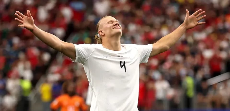 Jugador celebrando con los brazos abiertos en el campo