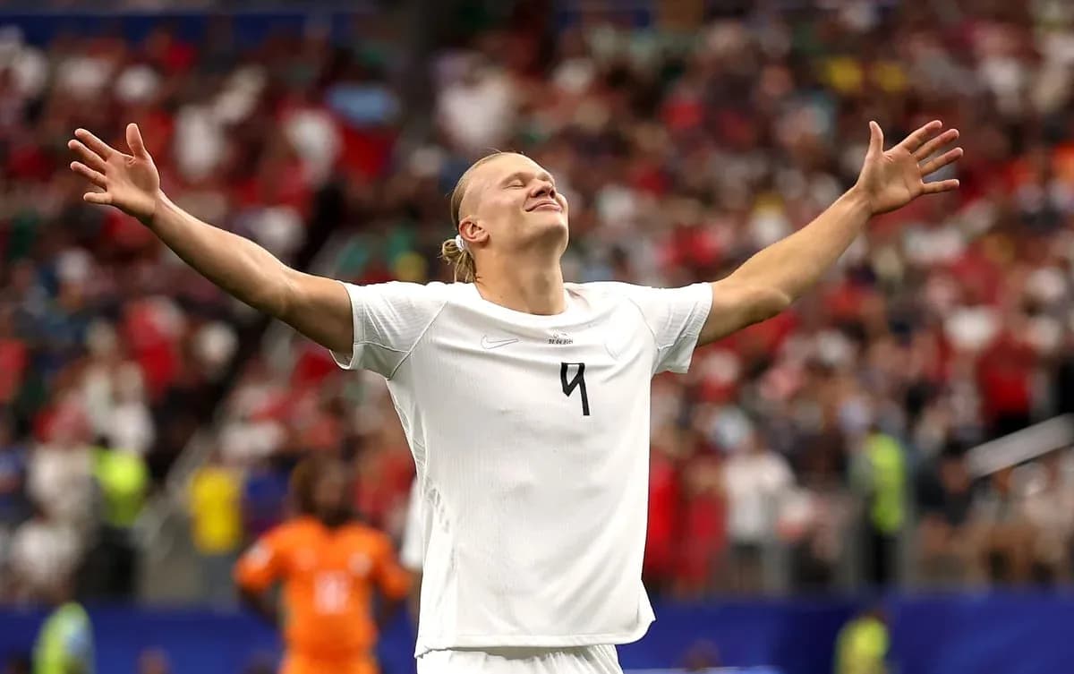 Jugador celebrando con los brazos abiertos en el campo