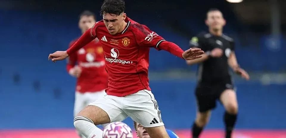 Jugador de Manchester United cayendo durante el partido