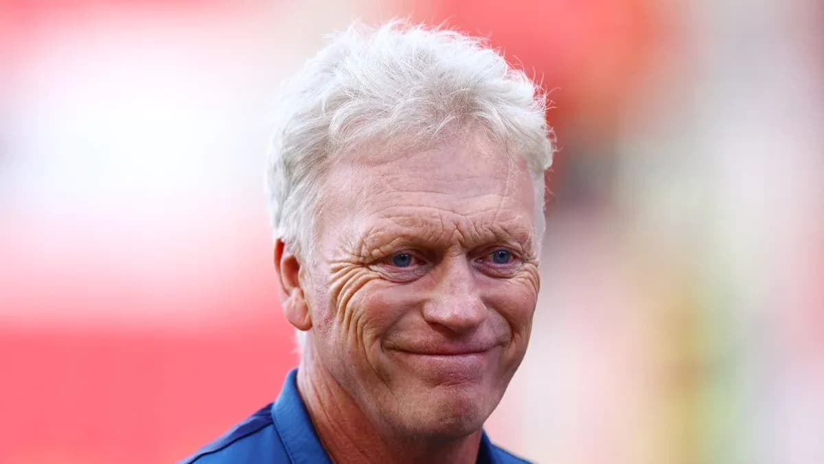 Entrenador sonriendo durante evento de fútbol