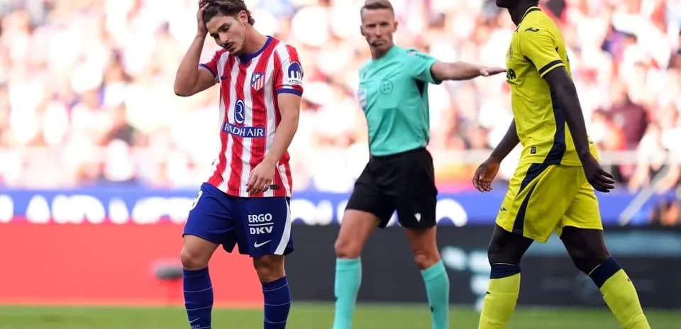 Jugador de Atlético de Madrid decepcionado durante el partido