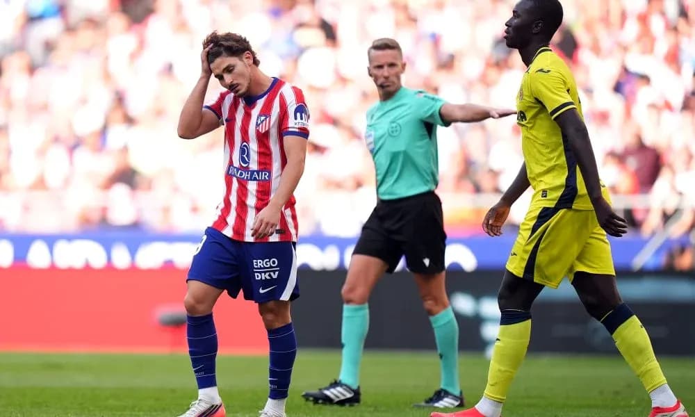Jugador de Atlético de Madrid decepcionado durante el partido