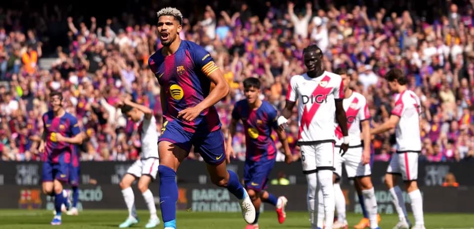 Jugador de Barcelona celebra un gol contra Rayo Vallecano