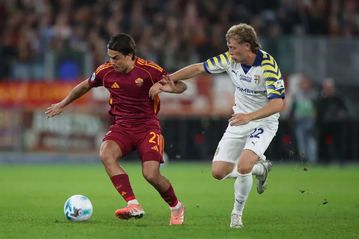 Jugador de AS Roma despojando balón a rival