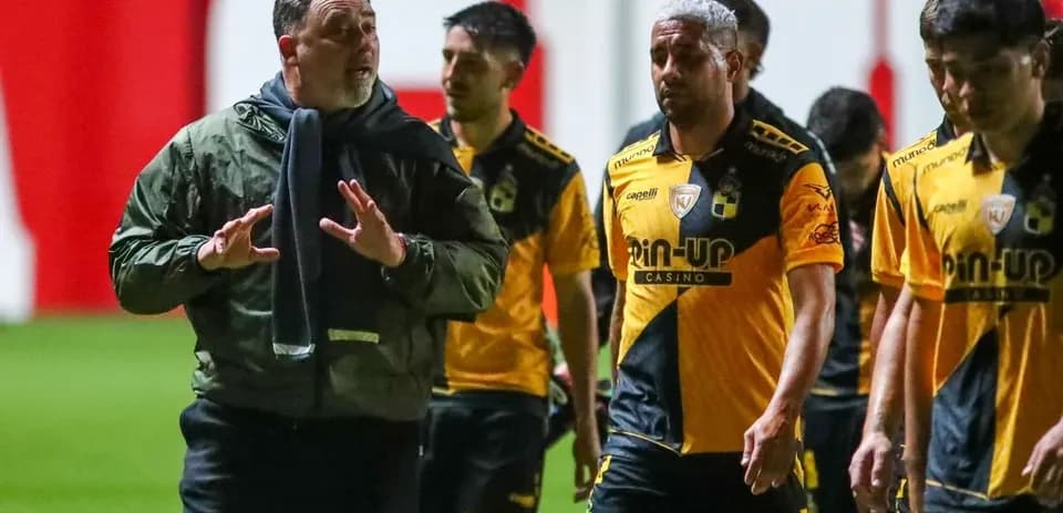 Entrenador hablando con jugadores de Coquimbo Unido