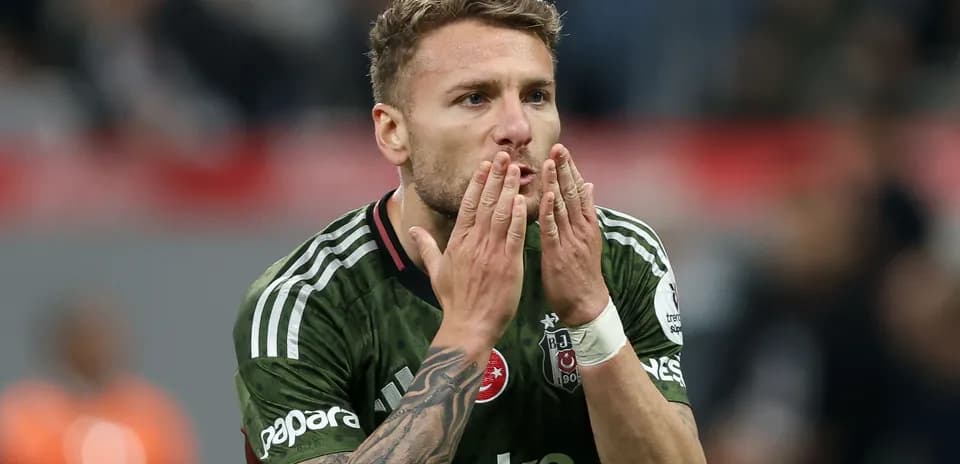 Jugador de Beşiktaş besando sus manos en el campo