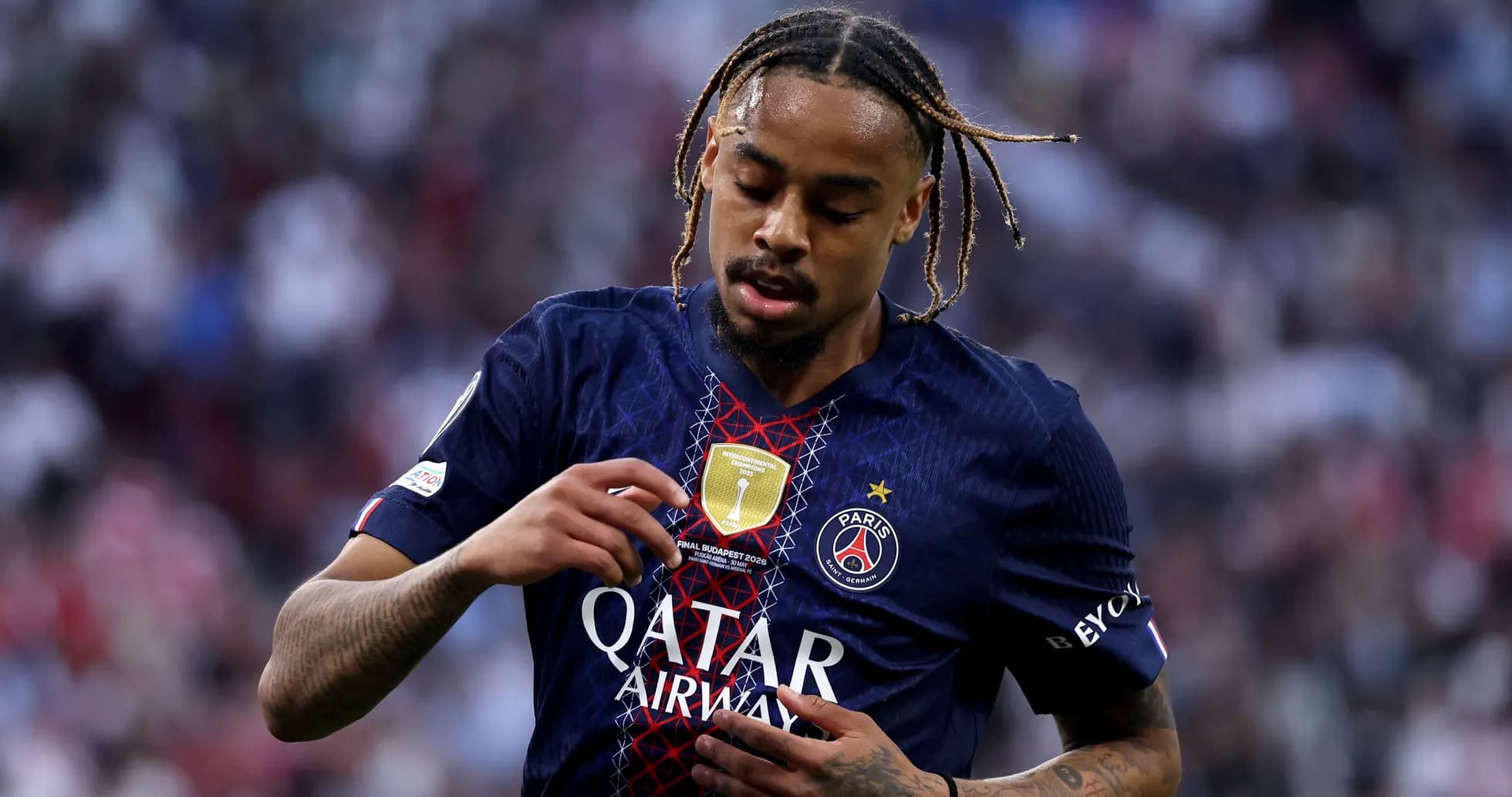 Jugador de PSG ajustando su camiseta en el campo