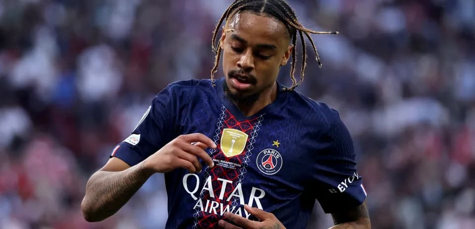 Jugador de PSG ajustando su camiseta en el campo