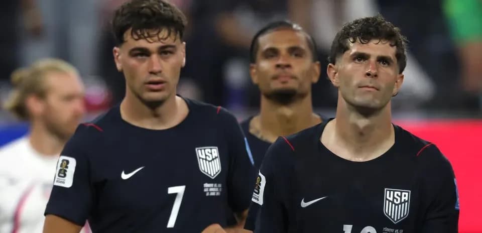 Jugadores de Estados Unidos saliendo del campo tras partido