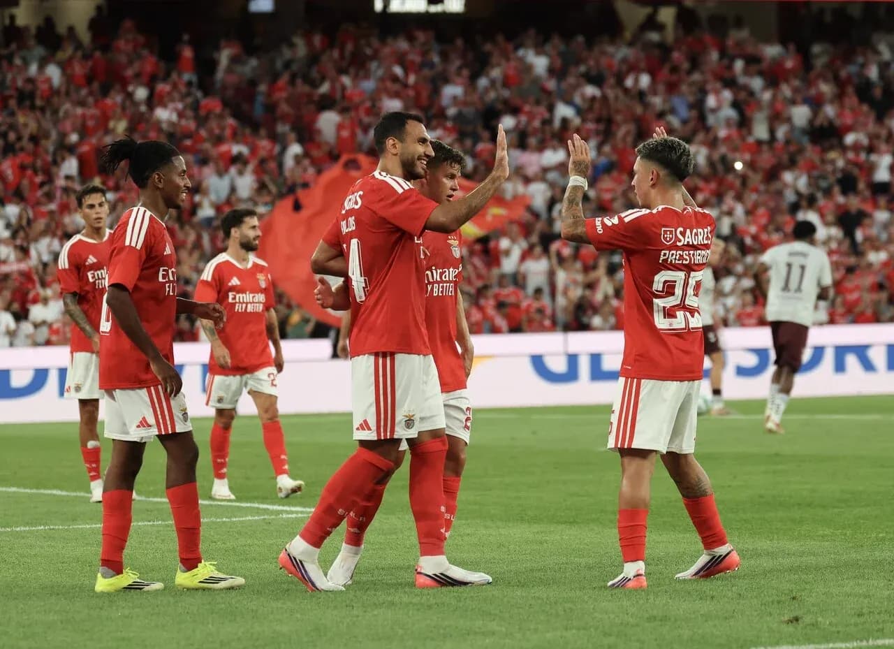 Jugadores del Benfica celebrando un gol