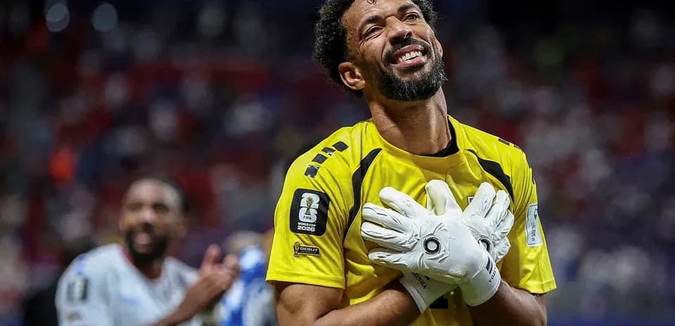 Portero celebrando con guantes en el campo