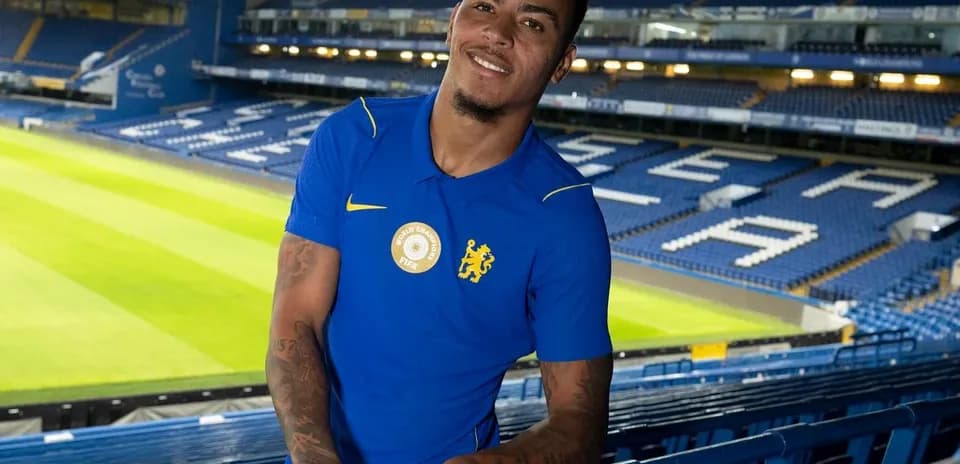Jugador posando en el estadio Stamford Bridge