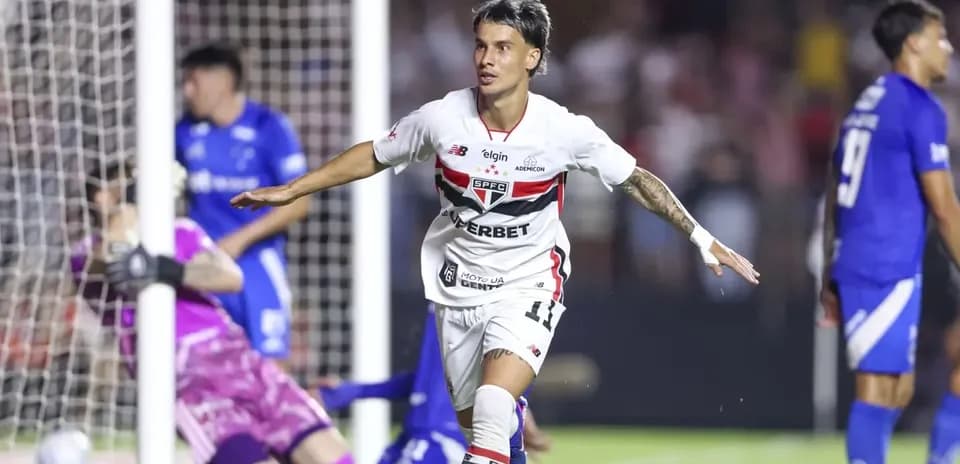 Jugador de Sao Paulo celebra un gol