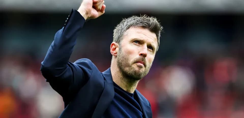 Entrenador levantando el puño en señal de triunfo