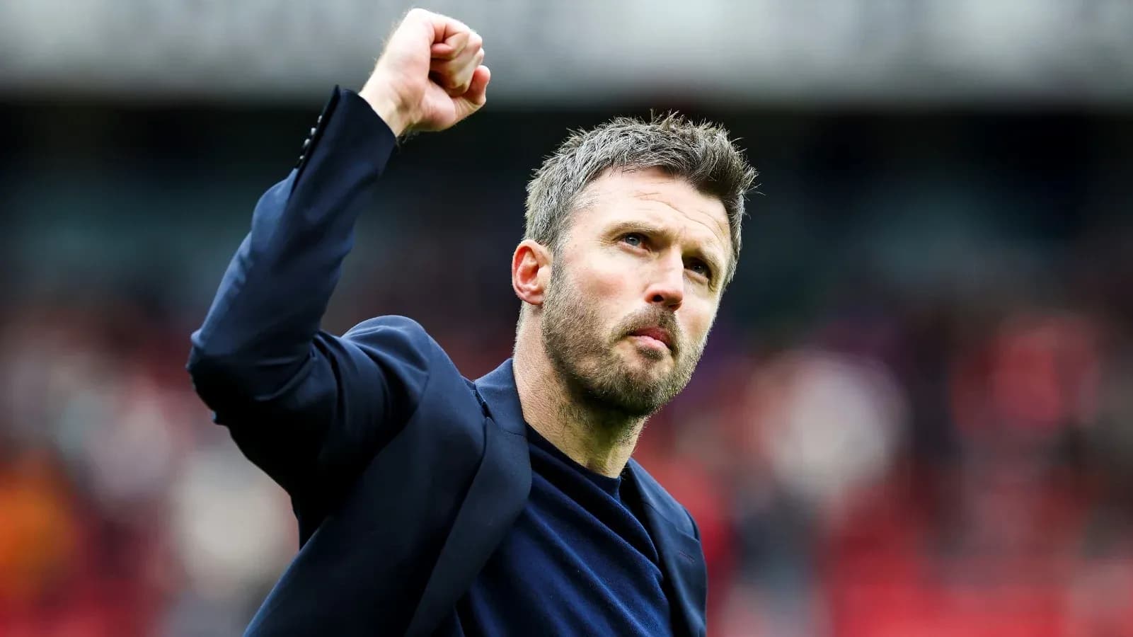 Entrenador levantando el puño en señal de triunfo