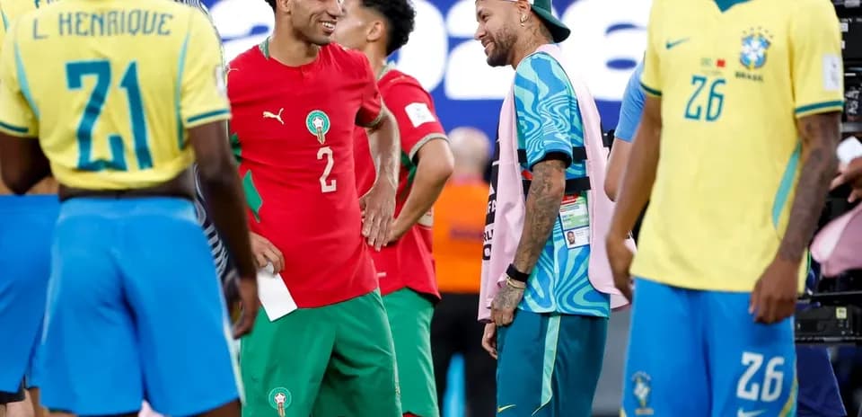 Jugadores de Marruecos y Brasil conversando en el campo