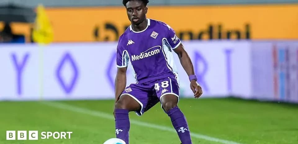 Jugador de la Fiorentina controlando el balón en el campo