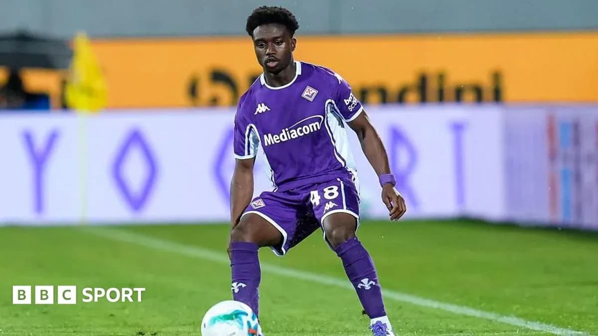 Jugador de la Fiorentina controlando el balón en el campo