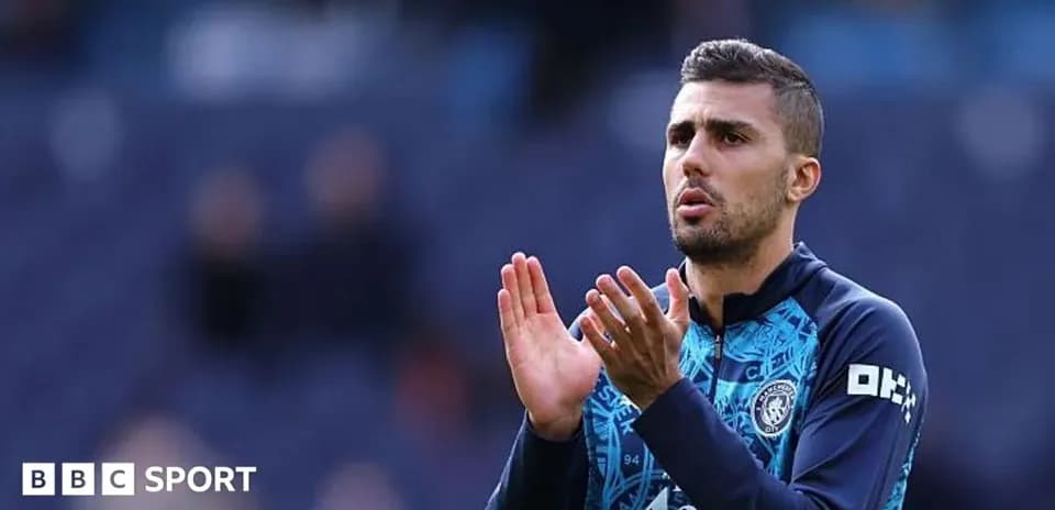 Jugador aplaudiendo en el campo antes del partido