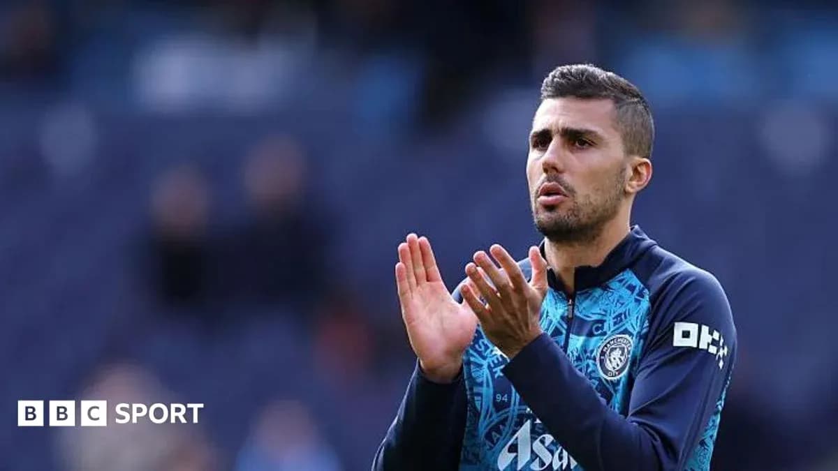 Jugador aplaudiendo en el campo antes del partido