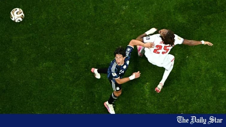 Jugador de Japón intentando controlar el balón en el suelo