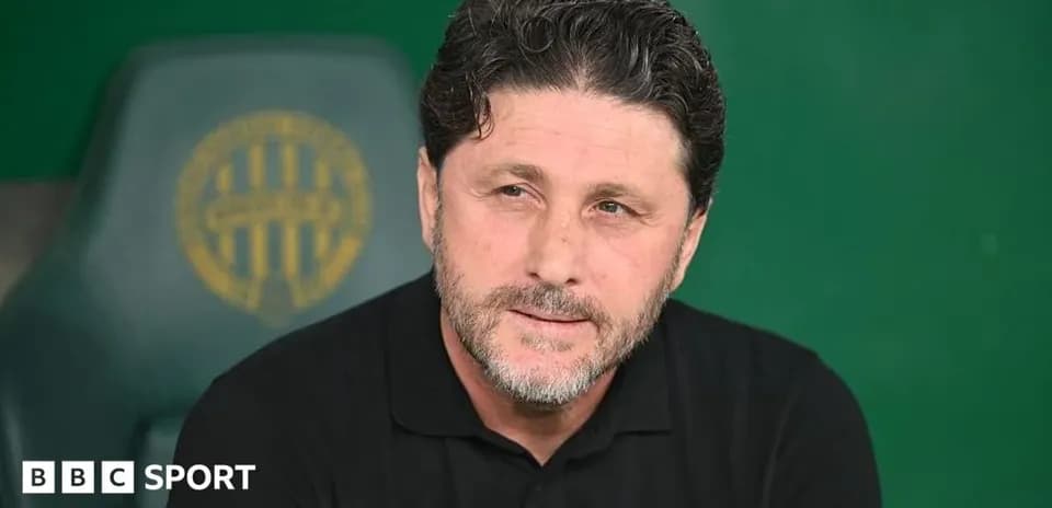 Entrenador sentado en el banquillo durante el partido