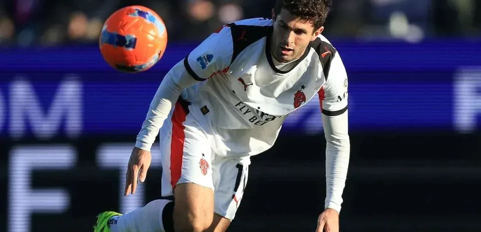 Jugador controlando el balón en el campo de fútbol