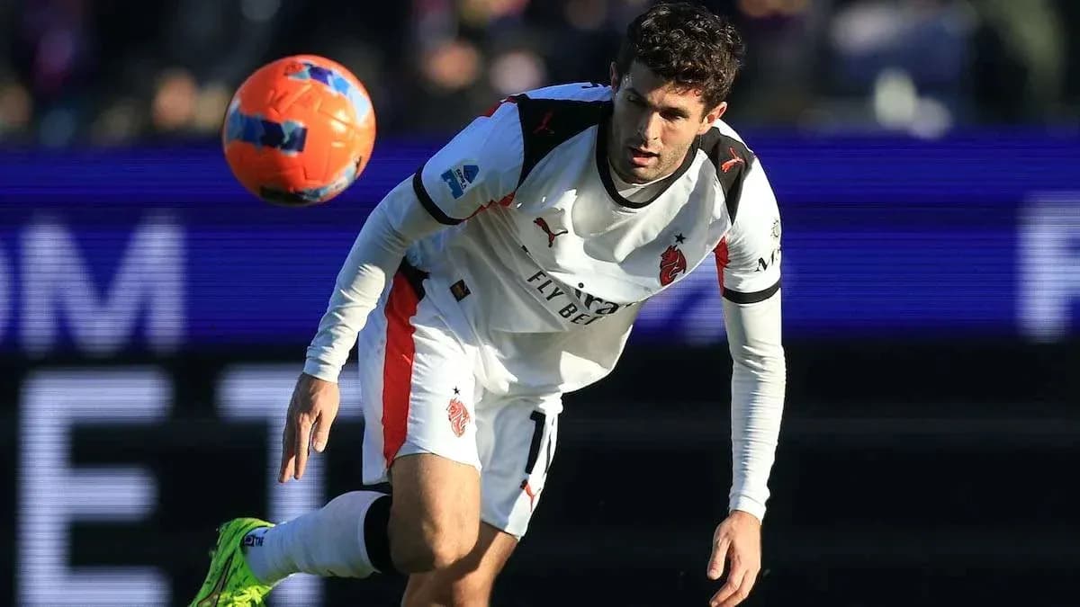 Jugador controlando el balón en el campo de fútbol