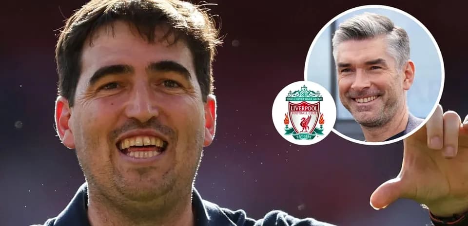 Entrenador sonriente con logo de Liverpool en fondo