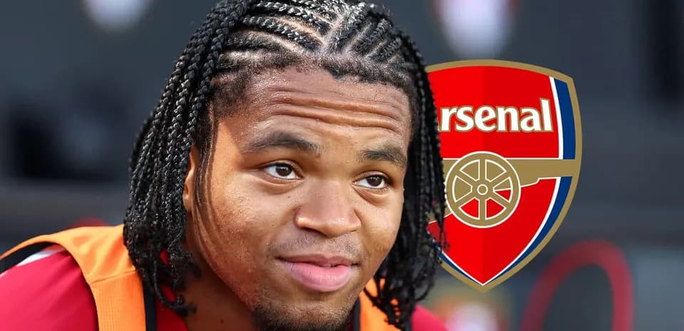 Jugador de Arsenal en el banquillo durante el partido