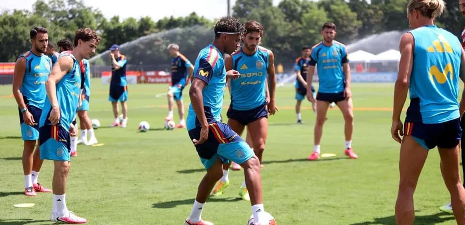 Jugadores de España entrenando en campo de fútbol
