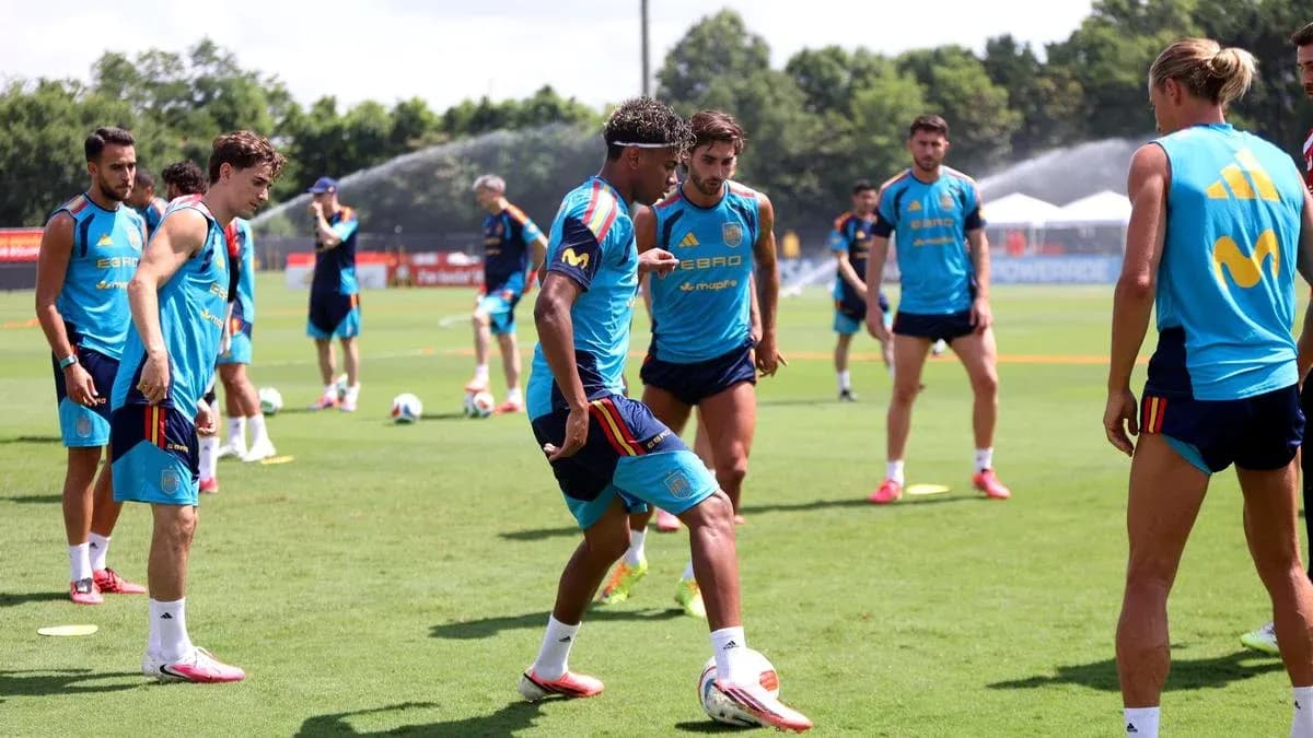 Jugadores de España entrenando en campo de fútbol