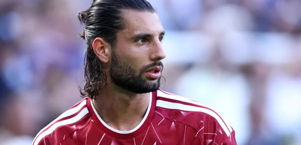 Jugador de Liverpool en primer plano durante partido