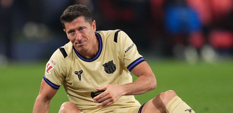 Jugador sentado en el campo tras una jugada