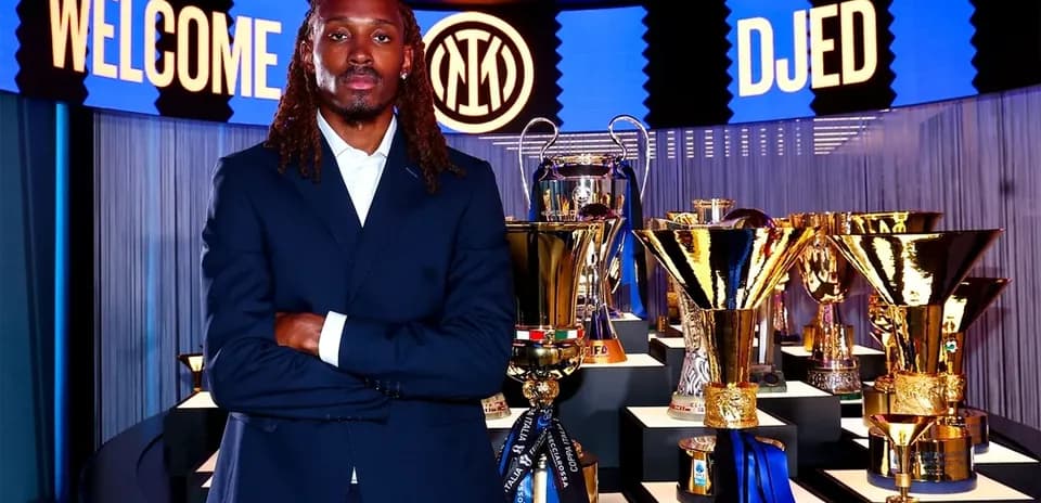 Jugador posando frente a trofeos en evento
