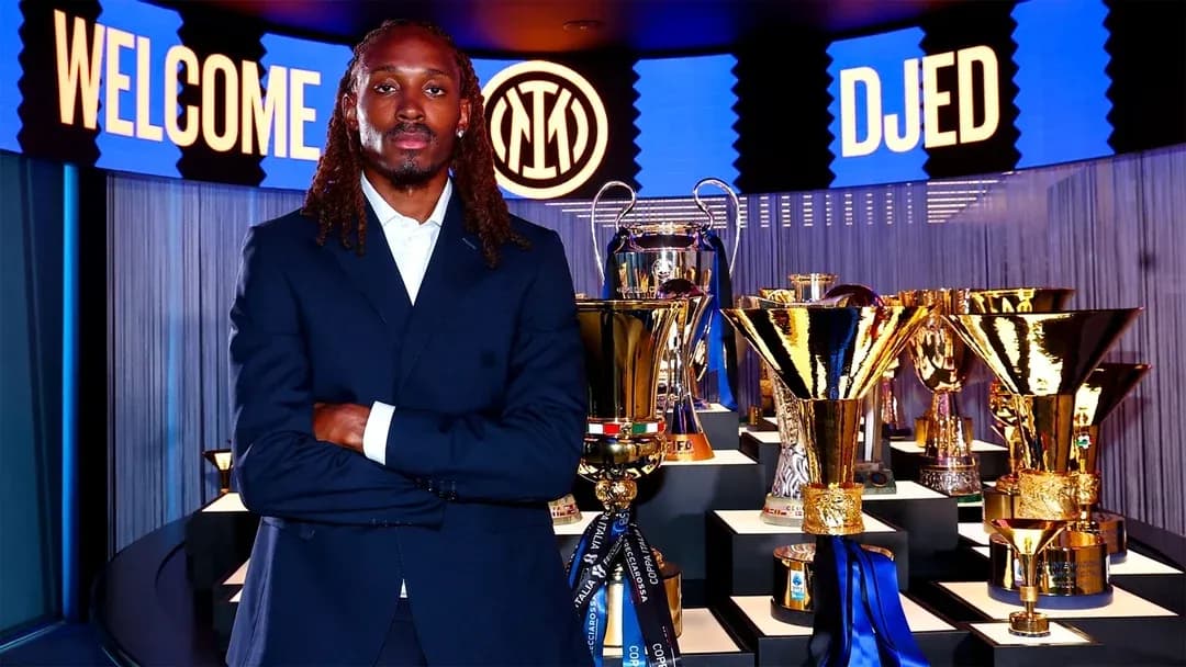 Jugador posando frente a trofeos en evento
