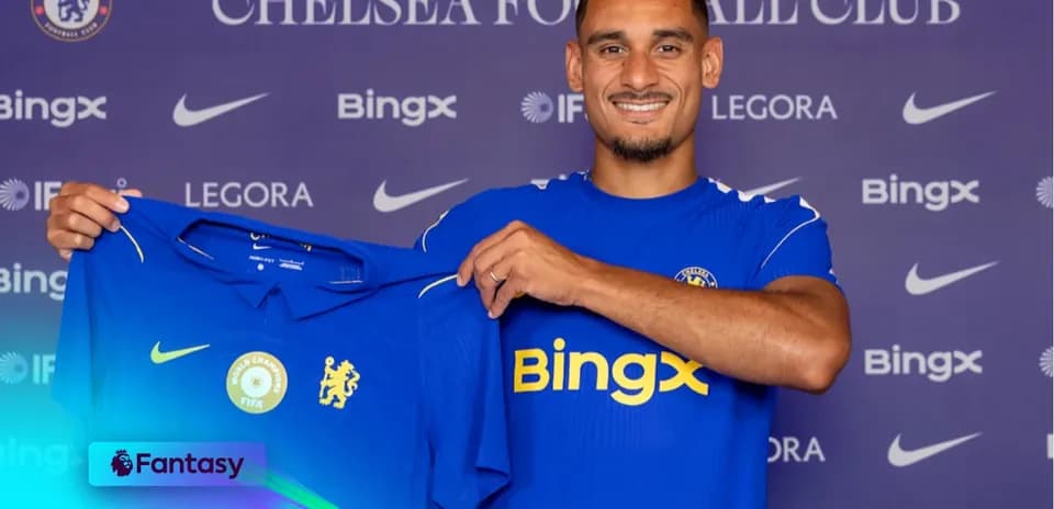 Jugador sosteniendo camiseta de Chelsea FC en presentación