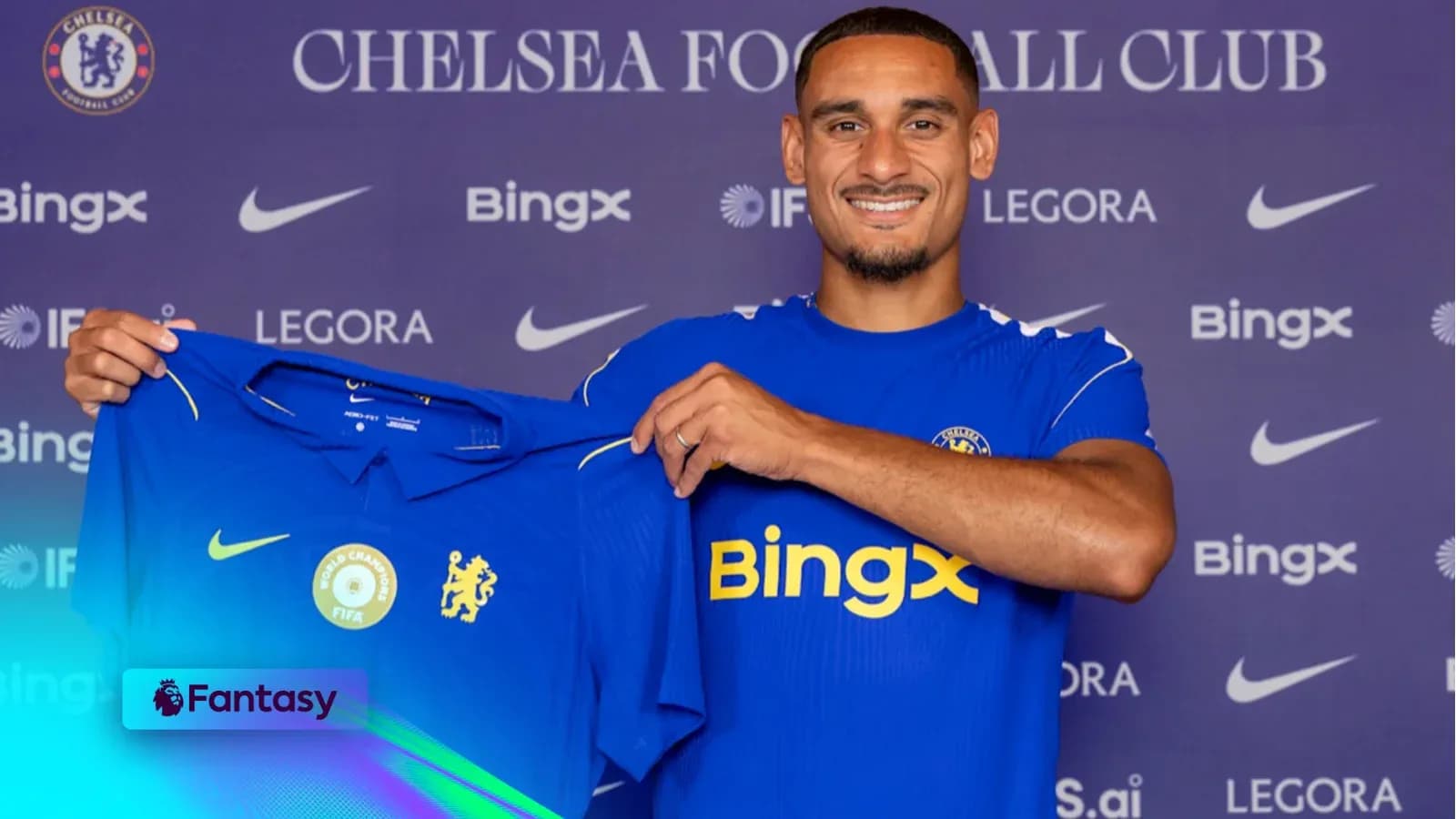Jugador sosteniendo camiseta de Chelsea FC en presentación