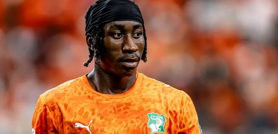 Jugador con camiseta naranja durante un partido