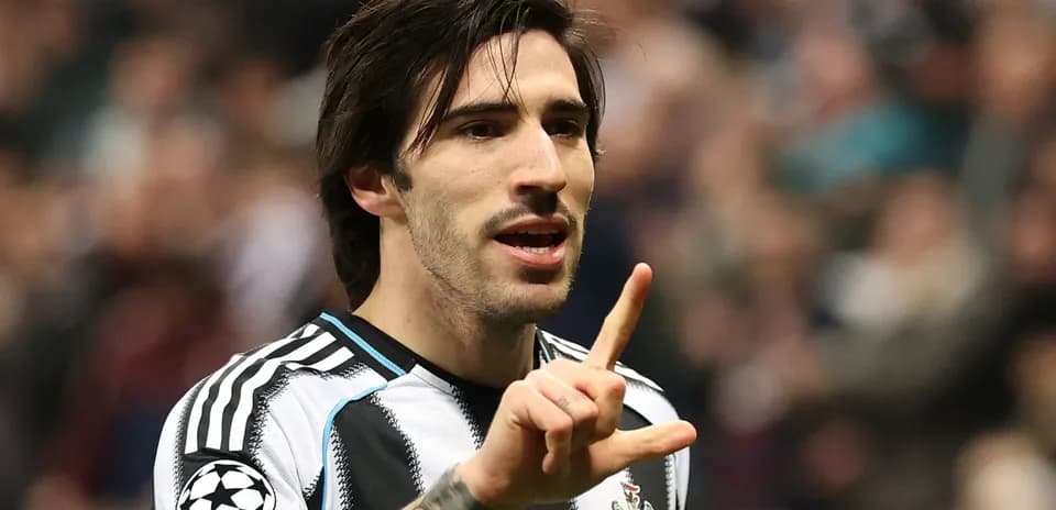 Jugador de Newcastle United señalando durante el partido