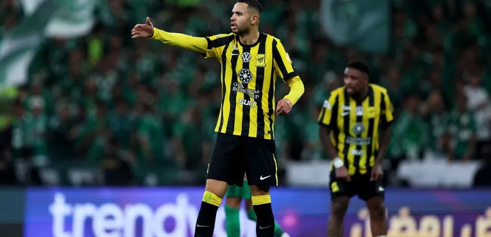 Jugador de Ittihad dando instrucciones en el partido